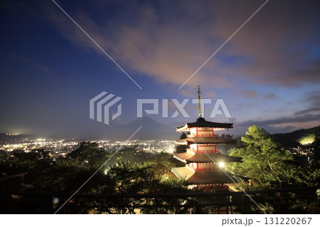 ライトアップされた五重塔暮ゆく夕空 131220267