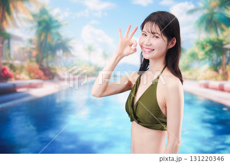 リゾートのプールで夏を楽しむ若い女性 131220346