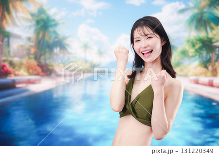 リゾートのプールで夏を楽しむ若い女性 リゾートのプールで夏を楽しむ若い女性 131220349