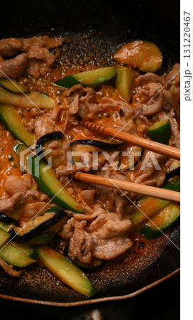 ナスとキュウリと豚肉のピリ辛味噌炒めの料理シーン ナスとキュウリと豚肉のピリ辛味噌炒めの料理シーン 131220467