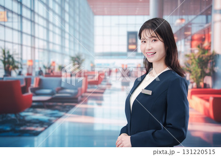 空港で接客をする若い女性スタッフ Young female staff serving custo 空港で接客をする若い女性スタッフ Young female staff serving custo 131220515