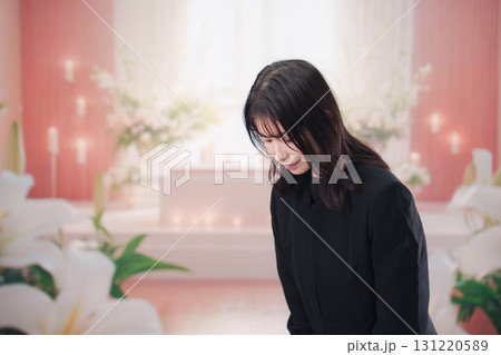 お葬式・お通夜で喪服を着て合掌をする若い女性 お葬式・お通夜で喪服を着て合掌をする若い女性 131220589