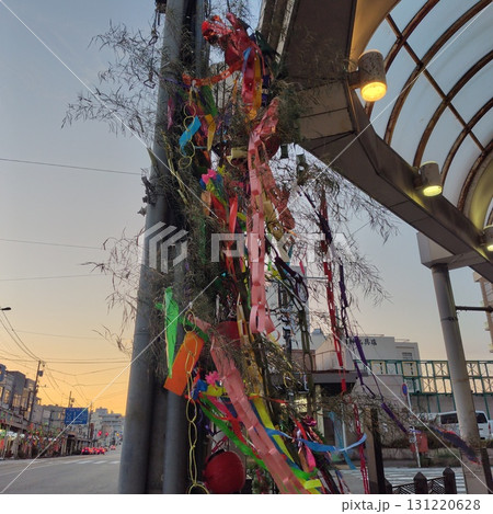 夕暮れ時の大きな七夕飾り（富山県高岡市内、8月上旬） 131220628