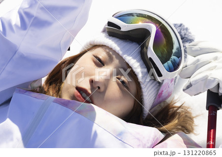 スキーを楽しむかわいい女性 131220865