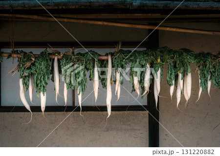 古民家の軒下に干した大根 古民家の軒下に干した大根 131220882