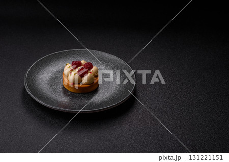 Sweet cake or tart round with cream and raspberries. Raspberry sweet tart Sweet cake or tart round with cream and raspberries. Raspberry sweet tart 131221151