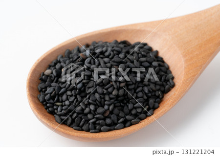 白背景にスプーンに載せた黒ごま(生ごま)のクローズアップ 白背景にスプーンに載せた黒ごま(生ごま)のクローズアップ 131221204