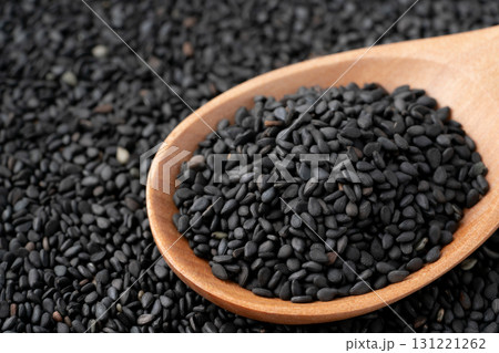 スプーンに載せた黒ごま(生ごま)のクローズアップ スプーンに載せた黒ごま(生ごま)のクローズアップ 131221262