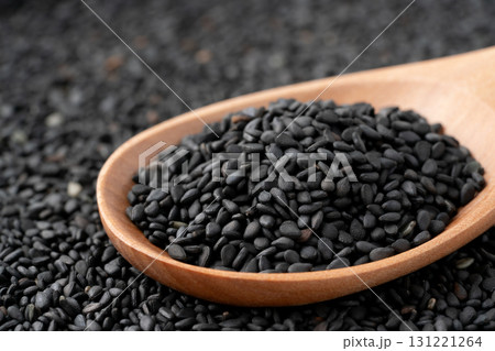 スプーンに載せた黒ごま(生ごま)のクローズアップ スプーンに載せた黒ごま(生ごま)のクローズアップ 131221264