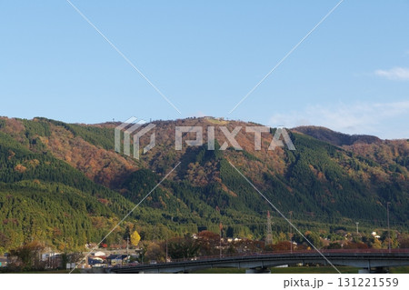 手取川から眺める晩秋の獅子吼高原　石川県白山市 131221559