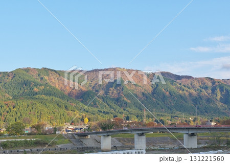 手取川から眺める晩秋の獅子吼高原　石川県白山市 131221560