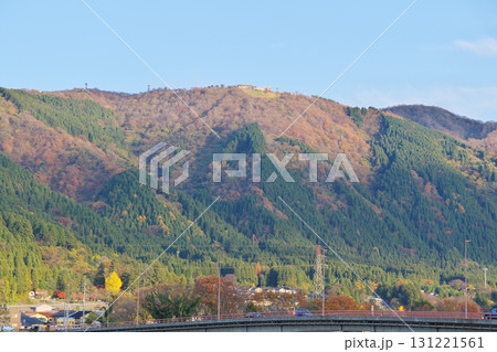 手取川から眺める晩秋の獅子吼高原　石川県白山市 131221561