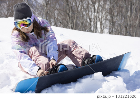 スノボを楽しむかわいい女性 スノボを楽しむかわいい女性 131221620