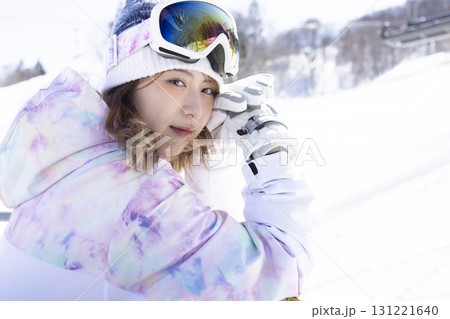 冬を楽しむかわいい女性 冬を楽しむかわいい女性 131221640