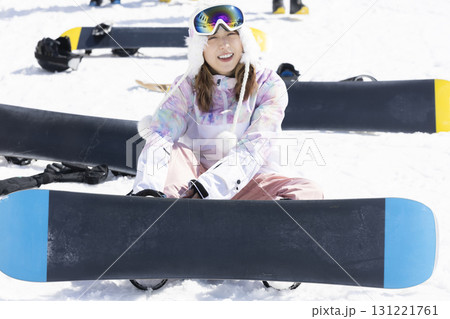 スノボを楽しむかわいい女性 131221761