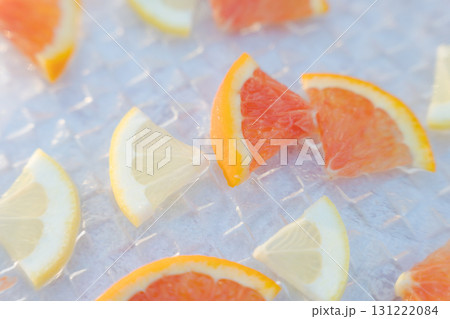 新鮮な柑橘のスライス 131222084