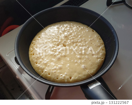 フライパンの上のホットケーキ 131222567