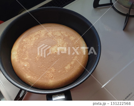 フライパンの上のホットケーキ フライパンの上のホットケーキ 131222568
