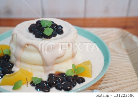 黒糖タピオカとクリームソースがたっぷりかかったふわふわパンケーキの贅沢スイーツ 黒糖タピオカとクリームソースがたっぷりかかったふわふわパンケーキの贅沢スイーツ 131222586