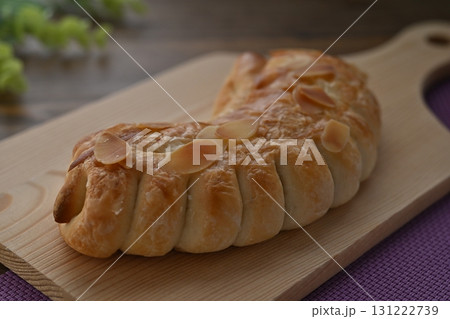 ラム酒香る レーズンクリームデニッシュ ラム酒香る レーズンクリームデニッシュ 131222739