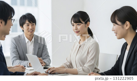 活発に議論する日本人ビジネスチーム 131222905