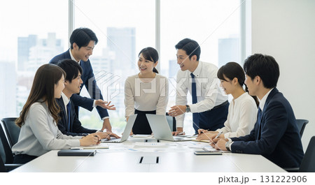 活発に議論する日本人ビジネスチーム 131222906