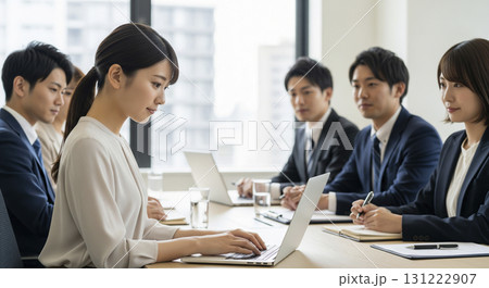 活発に議論する日本人ビジネスチーム 131222907