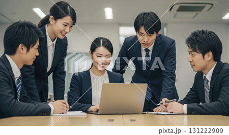 活発に議論する日本人ビジネスチーム 131222909