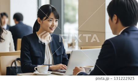 活発に議論する日本人ビジネスチーム 131222925