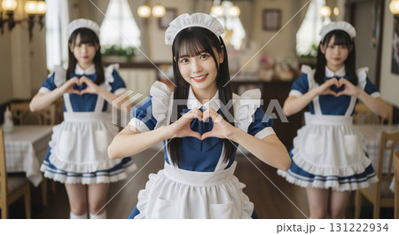 メイド喫茶 手でハートマークをする女性スタッフ メイド喫茶 手でハートマークをする女性スタッフ 131222934