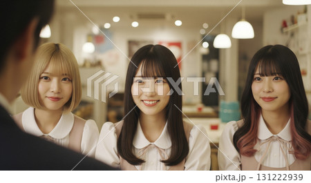 コンカフェ嬢がお客様を迎え入れる 131222939