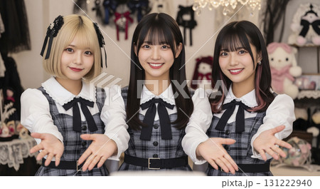 コンカフェ嬢がお客様を迎え入れる 131222940