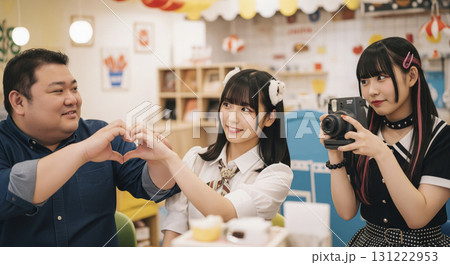 コンカフェ嬢と記念写真をとるお客さん コンカフェ嬢と記念写真をとるお客さん 131222953