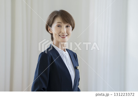 カメラ目線の50代の女性施設スタッフ 131223372