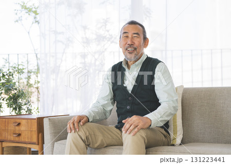 カメラ目線で笑顔の70代の男性 131223441