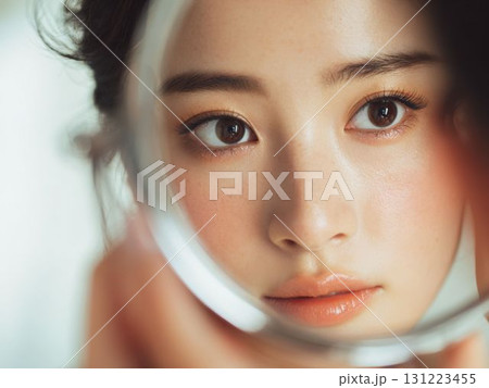 鏡に映る女性の美しい素肌と瞳 131223455