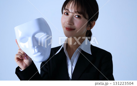 仮面を持つ女性会社員のイメージ 仮面を持つ女性会社員のイメージ 131223504