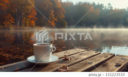 秋の湖畔に置かれたコーヒーカップと朝霧の風景イラスト 131223533