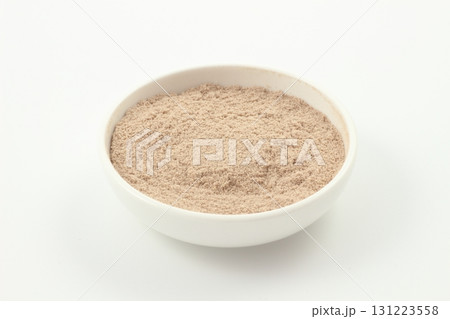 白い背景に静かに佇むチョコレートのプロテイン 131223558