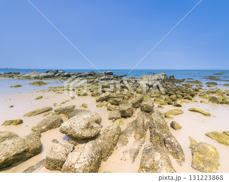 浜辺に岩場が点在するフアヒンの海岸と青い海 / Hat Hua Hin, Thailand 131223868