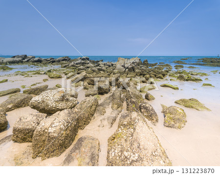 浜辺に岩場が点在するフアヒンの海岸と青い海 / Hat Hua Hin, Thailand 131223870