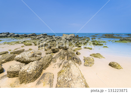 浜辺に岩場が点在するフアヒンの海岸と青い海 / Hat Hua Hin, Thailand 131223871