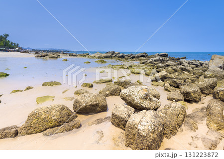 浜辺に岩場が点在するフアヒンの海岸と青い海 / Hat Hua Hin, Thailand 131223872