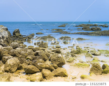 浜辺に岩場が点在するフアヒンの海岸と青い海 / Hat Hua Hin, Thailand 131223873