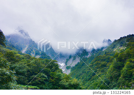 雲の垂れ込めた雨の谷川岳一ノ倉沢 雲の垂れ込めた雨の谷川岳一ノ倉沢 131224165