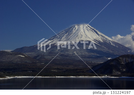 本栖湖から見た真冬の富士山 本栖湖から見た真冬の富士山 131224197