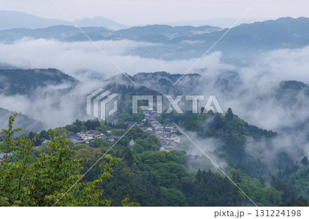 雨上がりの雲海が広がる吉野山上千本からの風景01 雨上がりの雲海が広がる吉野山上千本からの風景01 131224198