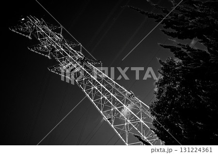 送電鉄塔のモノクロ画像 131224361