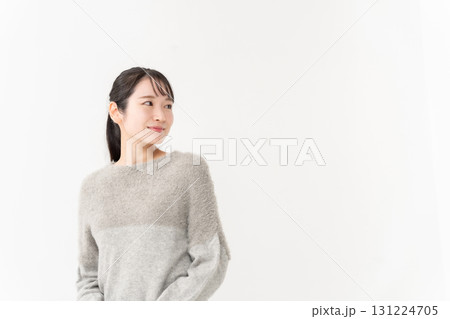 女性　カジュアル　ポートレート 131224705