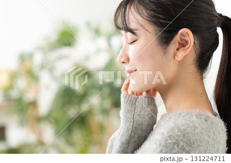 女性　ビューティー　横向き 131224711